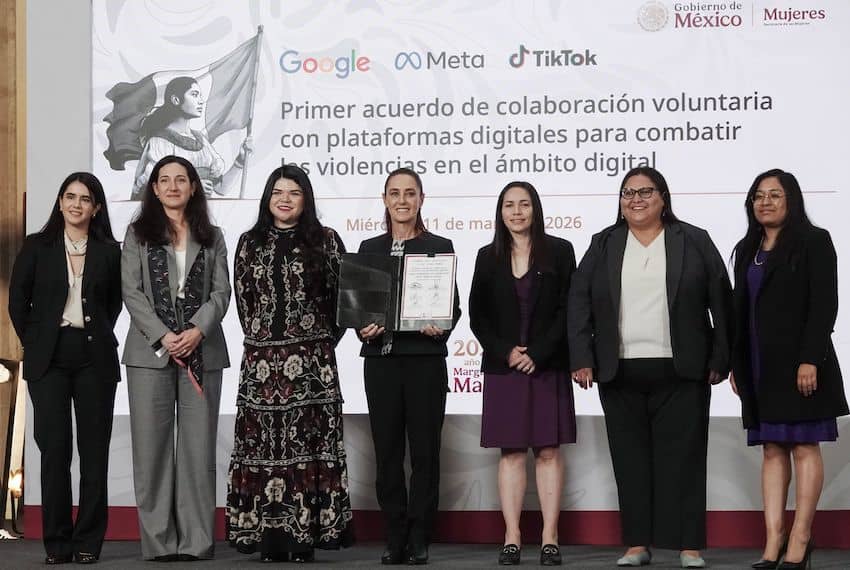CIUDAD DE MÉXICO, 11MARZO2026.- Claudia Sheinbaum Pardo, presidenta de México; Citlalli Hernández Mora, secretaría de las Mujeres; Crystel Guadalupe Arellano Moreno, coordinadora nacional de Transformación Digital de la Agencia de Transformación Digital y Telecomunicaciones; Laura Margarita Reyna de la Garza, gerente de Asuntos Públicos para Latinoamérica Hispanoahablante de TikTok; Daniela Guerra, líder de Creadores y Responsabilidad para YouTube Hispanoamérica; Sofía Sánchez Velasco, gerente de Relaciones con Gobierno y Políticas Públicas para Google México, Centroamérica y Caribe; y Eliana Pérez Gaffney, líder de Políticas Públicas para México de Meta durante la firma del acuerdo de colaboración voluntaria con plataformas digitales para combatir las violencias en el ámbito digital, en la conferencia matutina en Palacio Nacional.