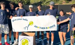 Las pelotas de tenis tardan hasta 400 años en degradarse: por eso estos estudiantes quieren reciclarlas (y aspiran al récord mundial)