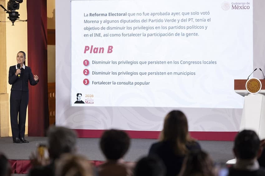 La Presidenta Sheinbaum presenta una diapositiva que dice "Plan B" que describe los planes de reforma electoral en su conferencia de prensa matutina