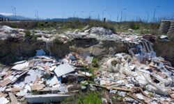 Tráfico ilícito de residuos y desastre medioambiental en el País de los Fuegos: confiscación por valor de 205 millones (también entre Calabria y Lacio)