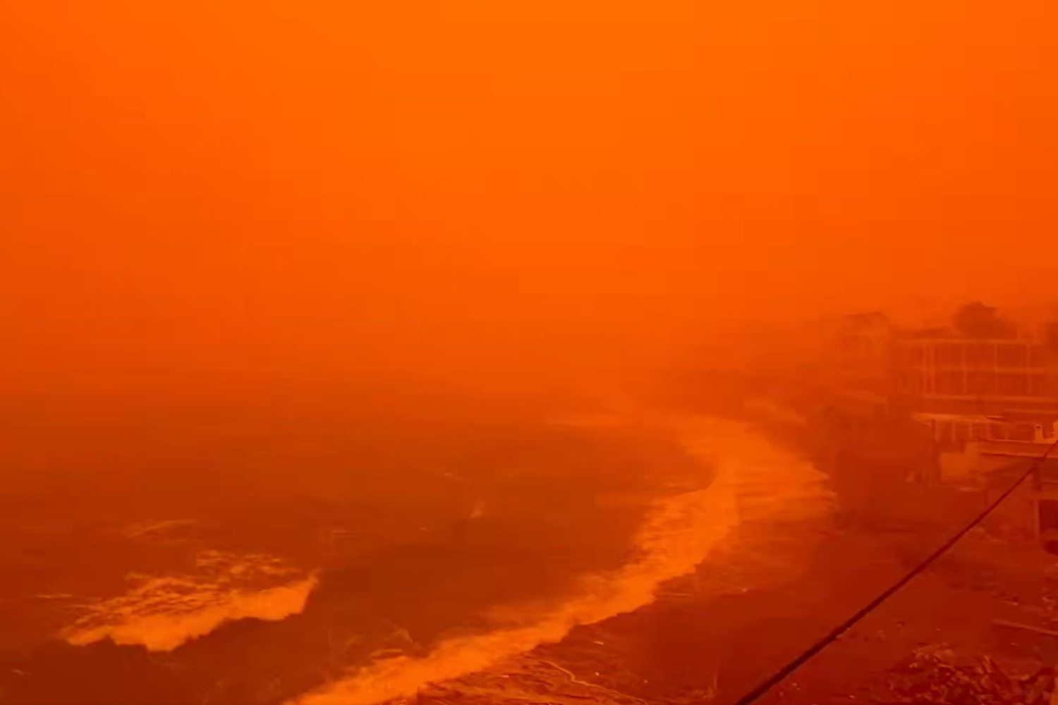 Parece Marte, pero es Creta: las imágenes surrealistas de la isla envuelta en una nube naranja (debido a la tormenta de arena del Sahara)