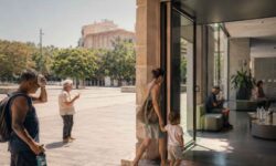 España abre bibliotecas y gimnasios como refugio climático contra el calor extremo, mientras Europa se queda atrás