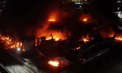 Incendio masivo en una fábrica de Sarno que procesa plástico, llamamiento del Ayuntamiento: «mantener las ventanas cerradas»
