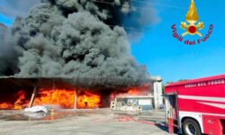 Incendio masivo en una planta de residuos en Vicopisano, una escuela evacuada, el Municipio advierte: «cierre las ventanas»