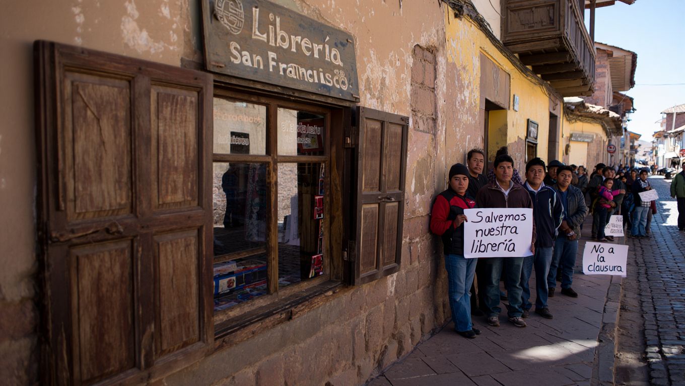 Cierra en Cusco la librería más antigua de la ciudad y los vecinos se movilizan para salvarla