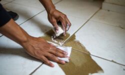 Las manchas de aceite en pisos de cerámica siempre fueron un problema: este método casero las elimina sin productos químicos en pocos minutos