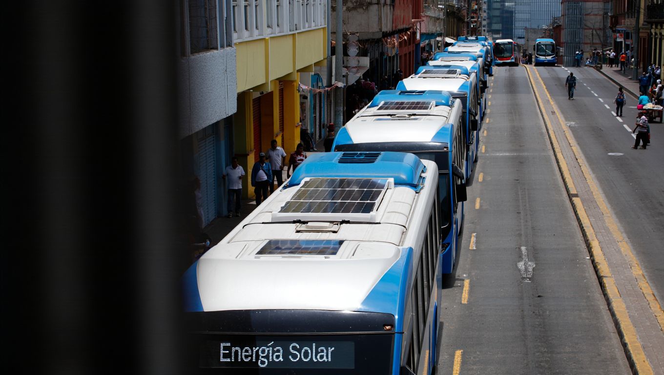 Por primera vez una ciudad latinoamericana alimenta todo su transporte público solo con energía solar