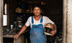 Un mecánico de Lima compró este antiguo casco de motociclismo en una venta de garaje por 30 soles y lo vendió tiempo después por más de 90 mil dólares