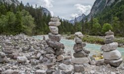Detener los «mojones de piedra» en la cumbre, posibles repercusiones medioambientales, el Club Alpino Austriaco da la alarma