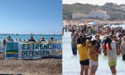 Diez mil personas forman una cadena humana de 3 kilómetros para salvar del turismo de masas una de las playas más bonitas de Mallorca
