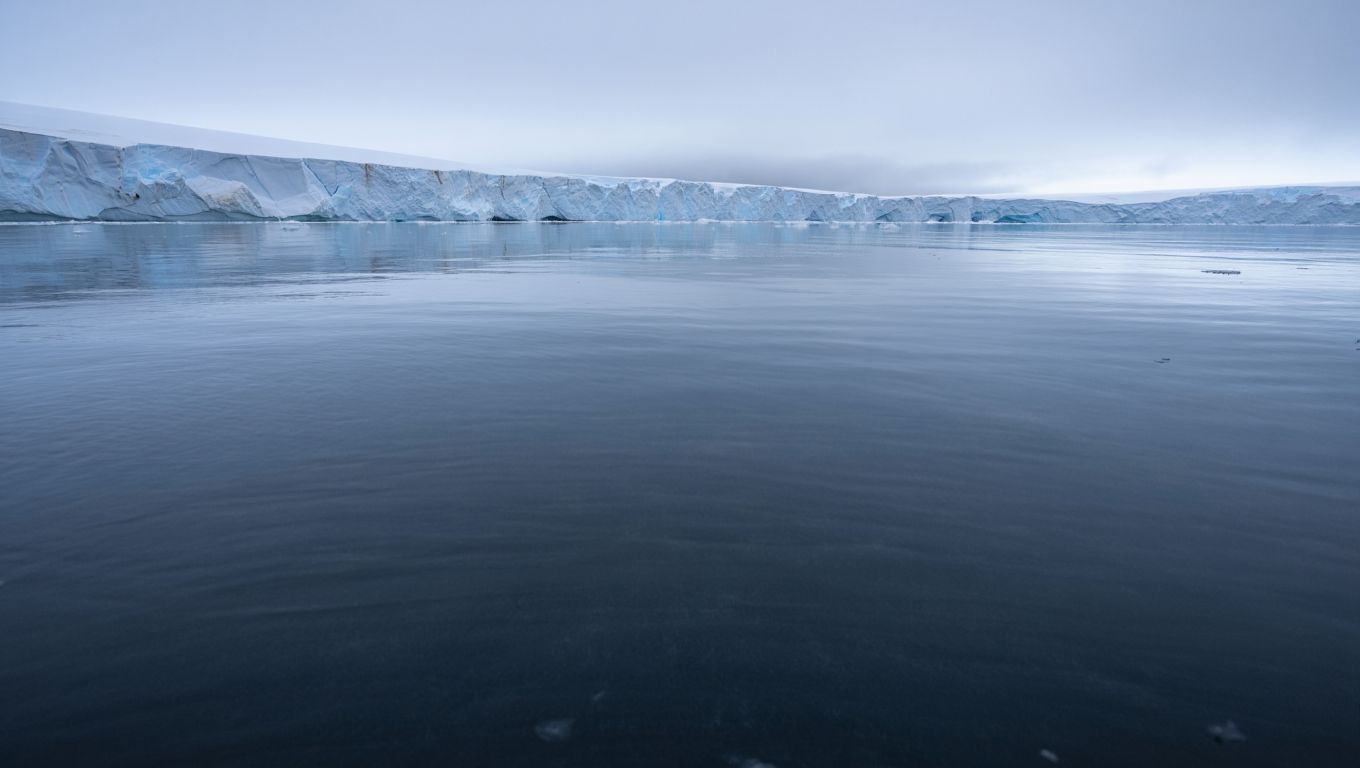 Bajo el hielo de la Antártida frente a Chile hallaron un lago del tamaño de una ciudad a 2000 metros de profundidad