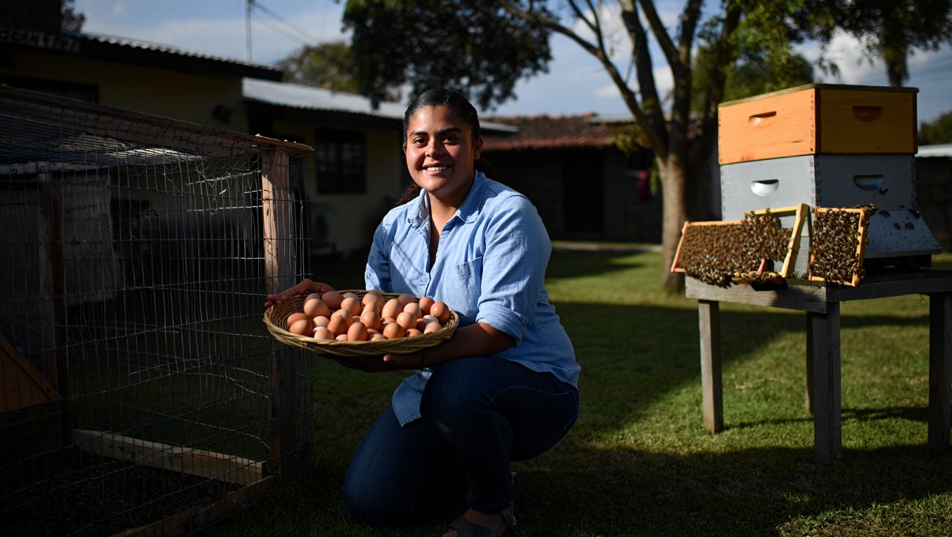 Cría gallinas y abejas en el patio de su casa en las afueras de Bogotá y bajó a la mitad su gasto en alimentos