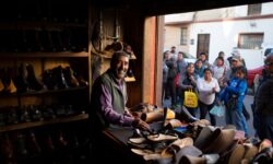 La última zapatería artesanal de Arequipa iba a cerrar hasta que el barrio entero salió a comprarle