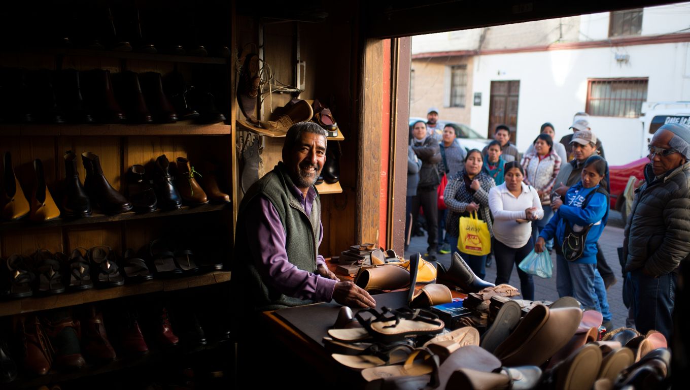 La última zapatería artesanal de Arequipa iba a cerrar hasta que el barrio entero salió a comprarle