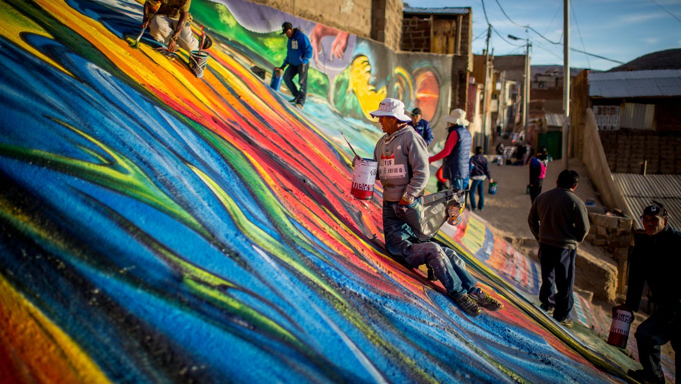 ¿Por qué medio Cochabamba se juntó para pintar de colores un cerro entero de la ciudad?