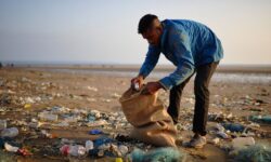Un grupo de pescadores de Chiloé limpió a mano una playa que llevaba décadas cubierta de plástico