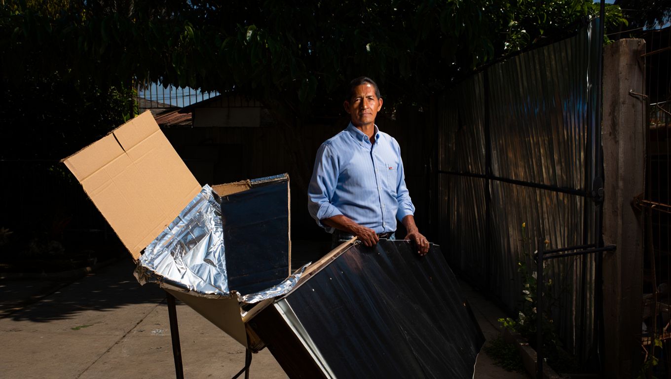 Un hombre de Trujillo construyó un horno solar y desde entonces cocina sin gastar un peso en gas