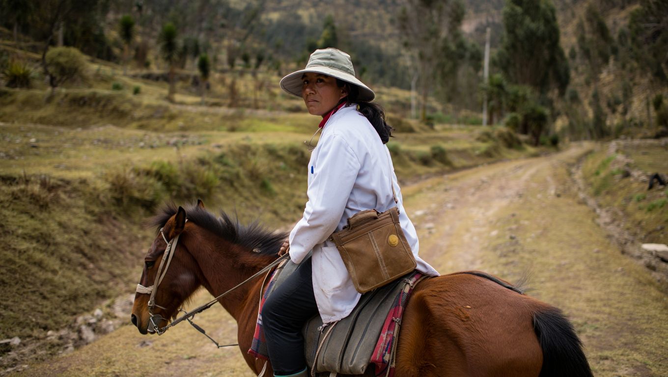 Una médica rural de Cajamarca recorre a caballo seis comunidades cada semana para atender a quien no puede viajar