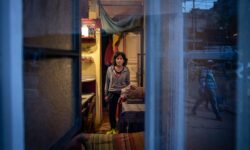 Vive en una casa de 18 metros cuadrados en pleno Santiago y asegura que ahorra más de la mitad de su sueldo