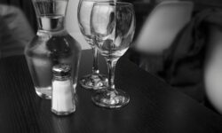Agua tratada en bares y restaurantes, irregularidades en más de 1 de cada 2 controles: lo que encontró el Nas