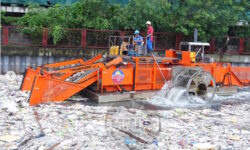 Filipinas sumergida en residuos tras las lluvias monzónicas: más de 100 camiones de plástico y escombros recogidos en Parañaque