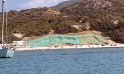 Un antiguo vertedero ilegal emerge de una playa de Cerdeña y el ayuntamiento lo cubre con grandes sábanas verdes