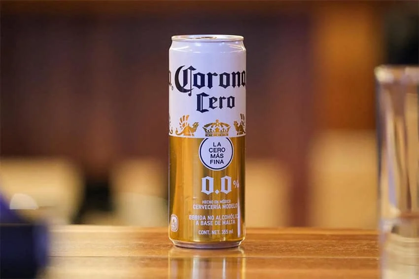 Una lata de cerveza sin alcohol Corona Cero