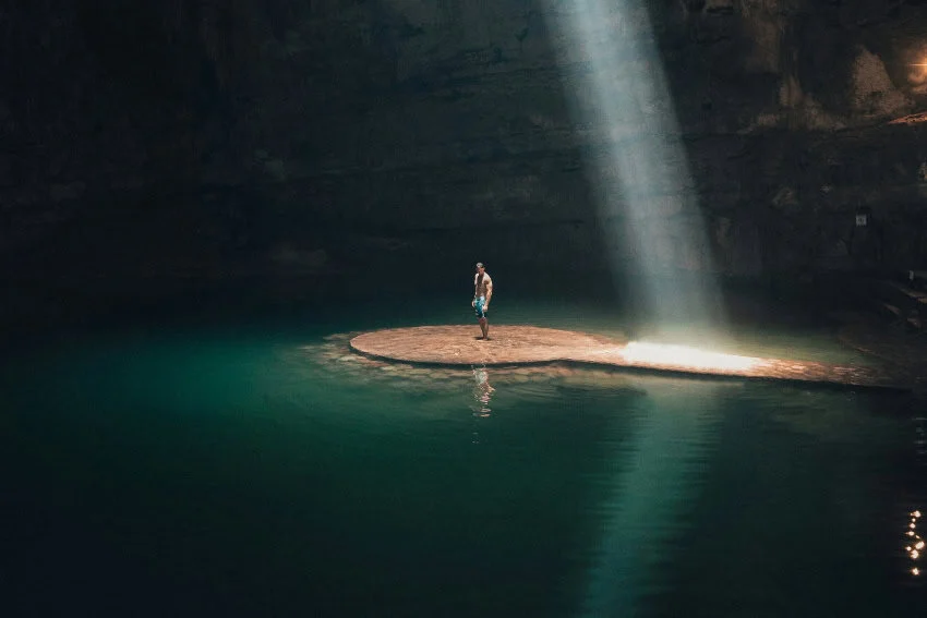 Hombre en un cenote en