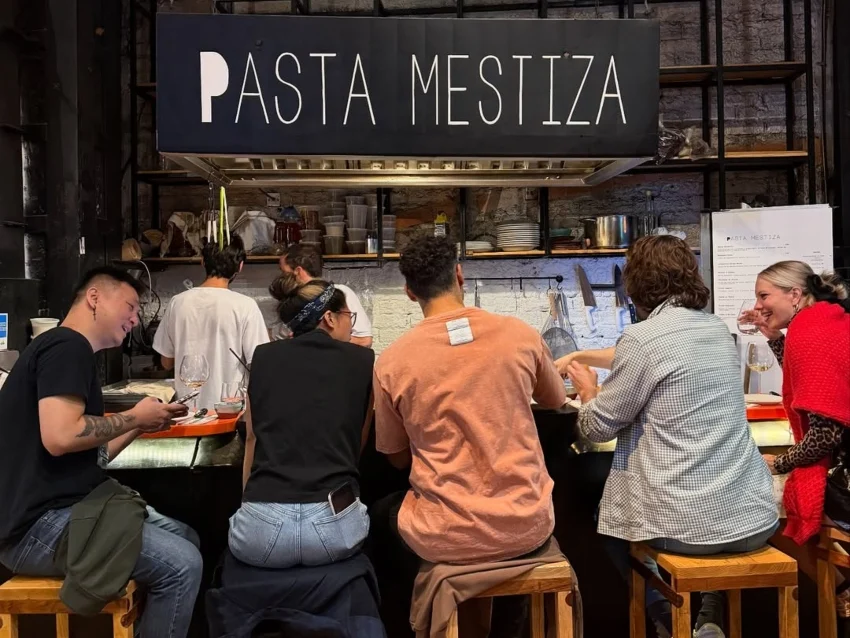 Comedor en la barra de Pasta Mestiza