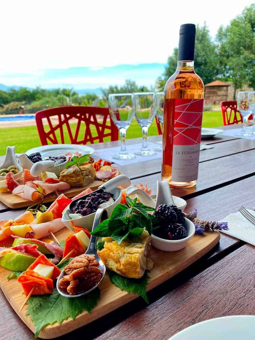 Maridajes de comida y vino en una mesa en Finca La Estramancia cerca del lago de Chapala