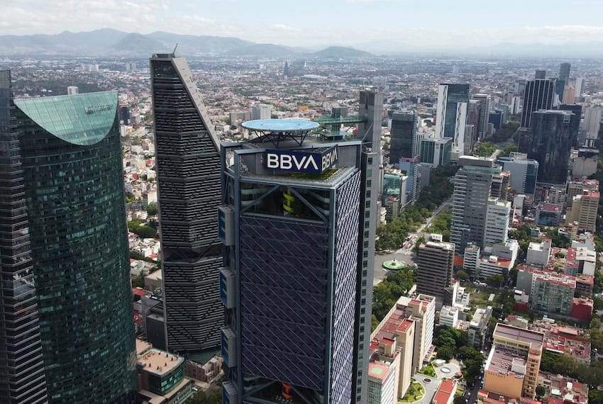 Ciudad de México, México - 25 de agosto de 2021: Vista aérea de la torre del banco BBVA