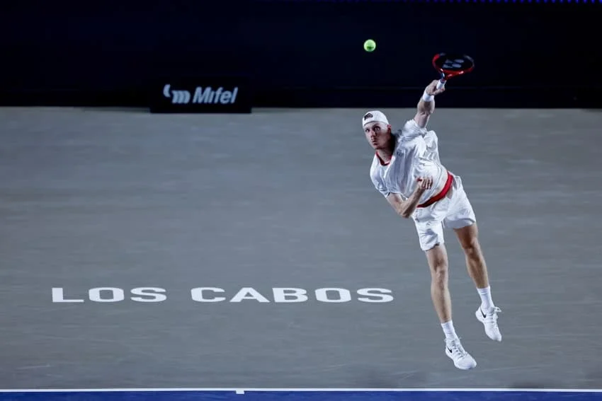 Denis Shapovalov sirviendo en la final del Abierto de Tenis de Los Cabos 2026