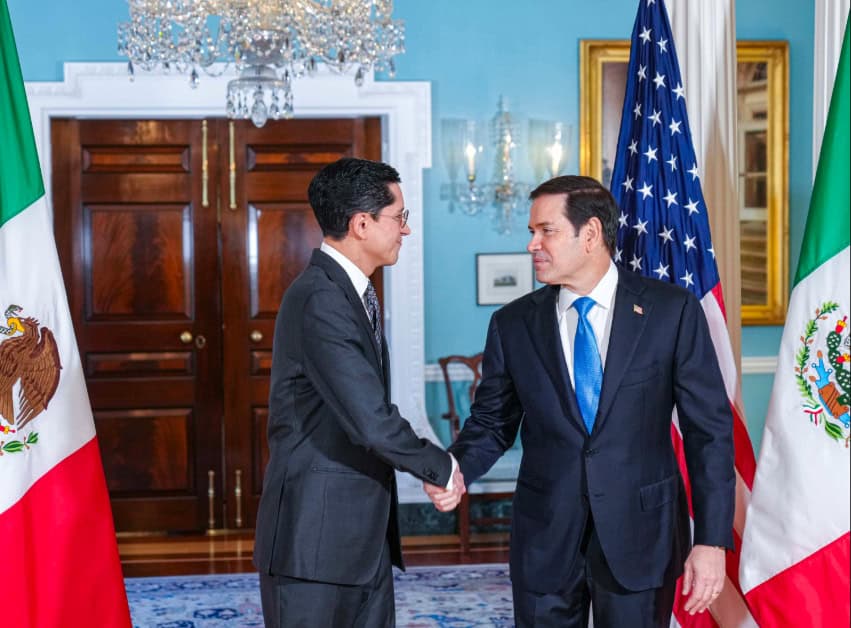 Canciller Roberto Velasco estrecha la mano del Secretario de Estado de Estados Unidos, Marco Rubio