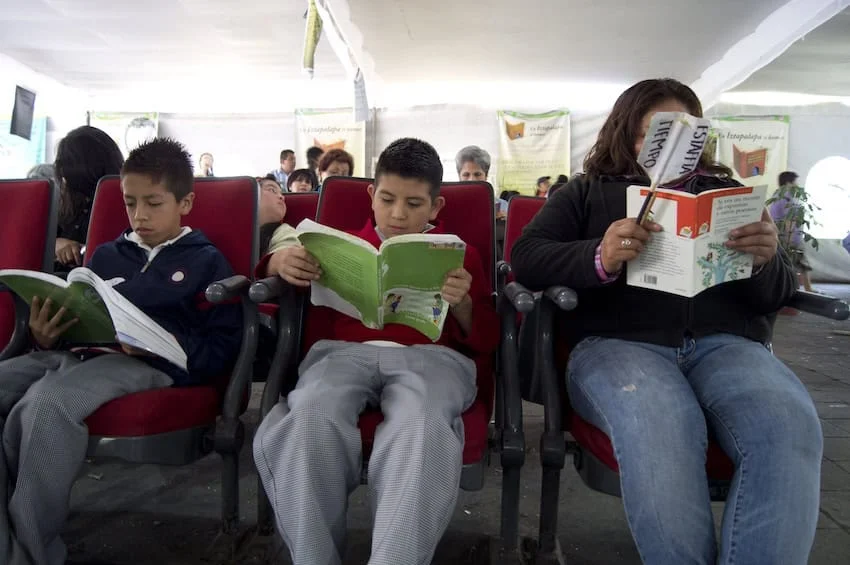 Estudiantes mexicanos practicando lectura