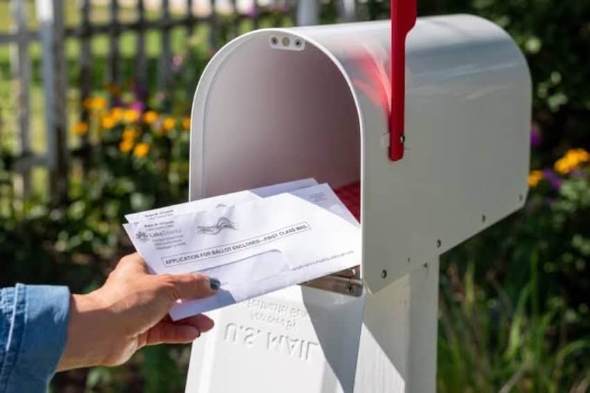 Correo puesto en un buzón