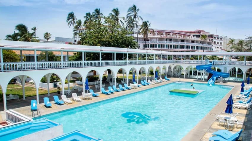 Collection O Hotel Mocambo con sus pasillos arqueados y su piscina de diseño clásico en Veracruz