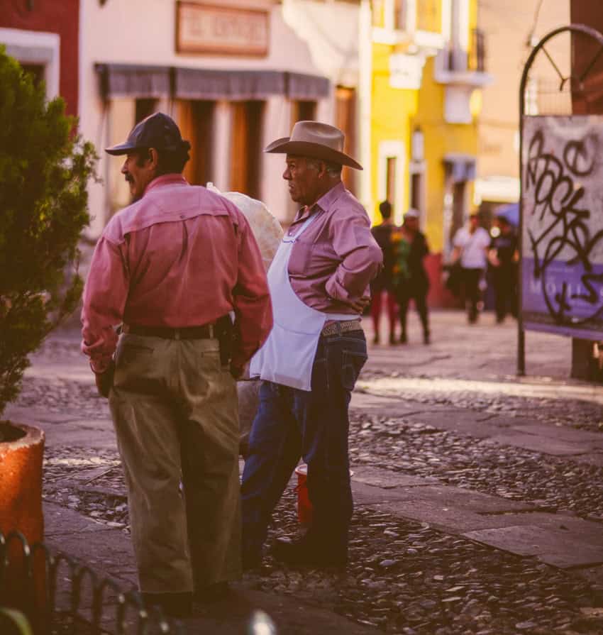 Dos hombres mexicanos en una calle de Guanajuato.