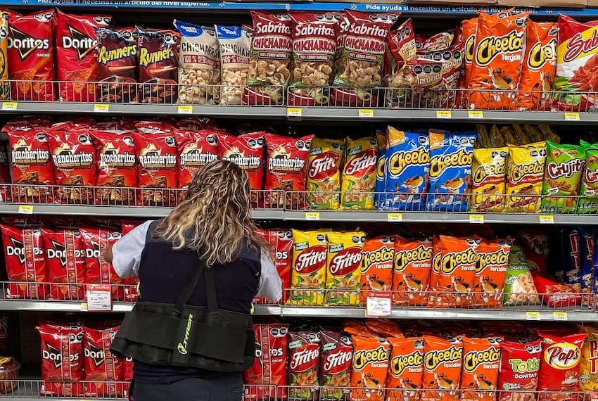 bocadillos salados en el pasillo de una tienda de comestibles