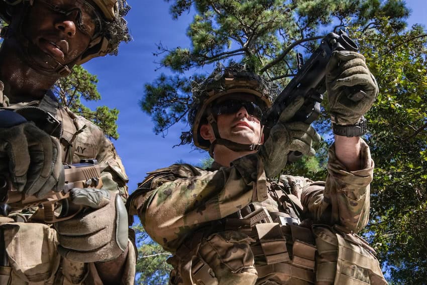 Soldados estadounidenses, asignados al Comando del Hemisferio Occidental del Ejército de los EE. UU., conducen el carril del lanzagranadas M320 como parte de la Competencia del Mejor Escuadrón del Ejército de los EE. UU. de 2026 en Fort Benning, Georgia, el 14 de septiembre de 2026. La competencia anual pone a prueba la competencia de los escuadrones en tareas guerreras y simulacros de batalla para identificar al equipo más cohesivo, altamente capacitado, disciplinado y en buena forma física, listo para luchar y ganar, al tiempo que demuestra un compromiso con los Valores y el Guerrero del Ejército. Ética.