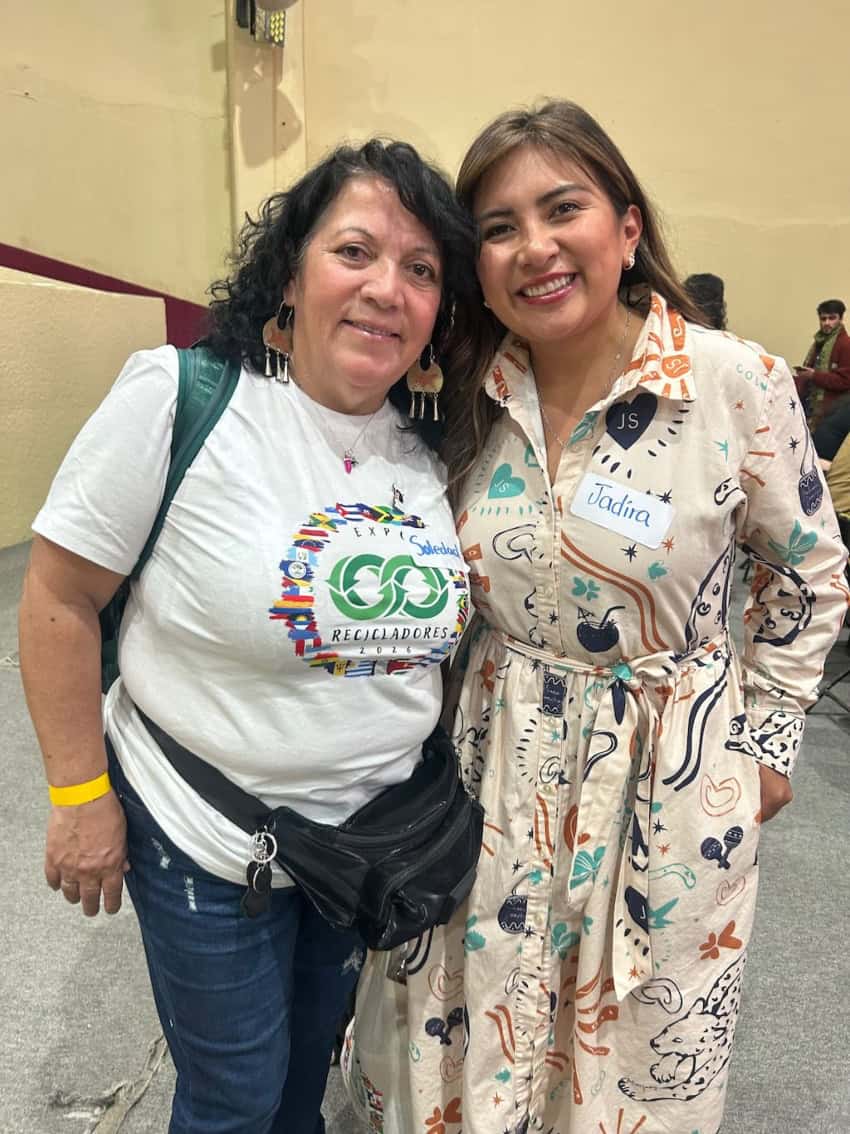 La líder chilena de reciclaje de base Soledad Mella, izquierda, con la participante ecuatoriana Jadira Vivanco de la Fundación Avina en Quito.