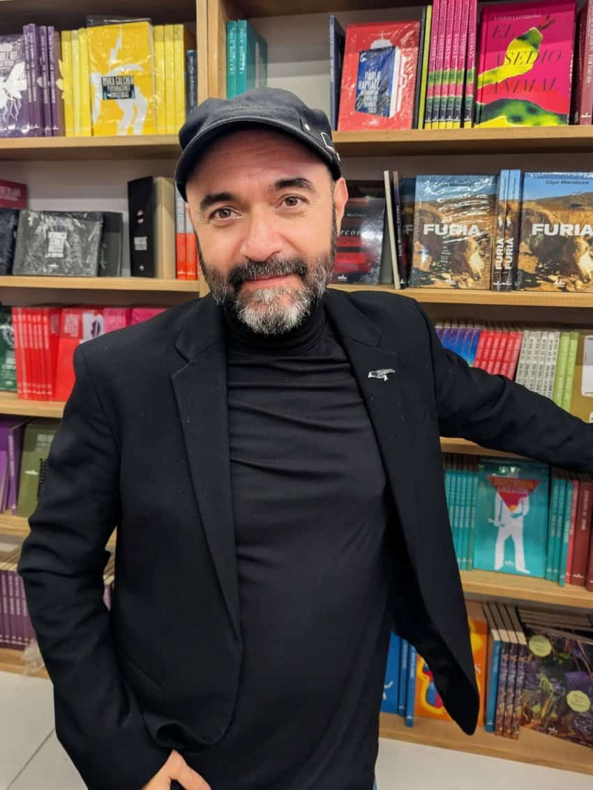 Bernardo Esquinca, destacado escritor mexicano de "Frente al Chapo," posa en una librería