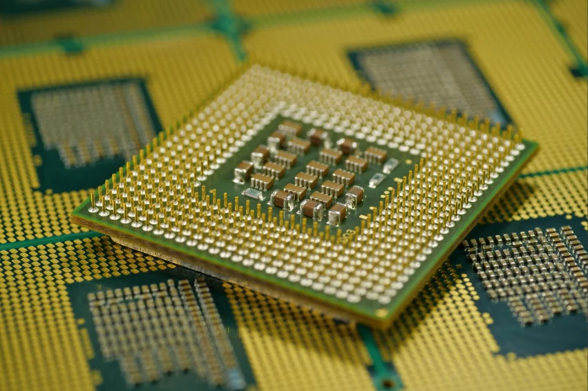 Imagen macro de la CPU que muestra una matriz de pines de contacto para el montaje de la placa base