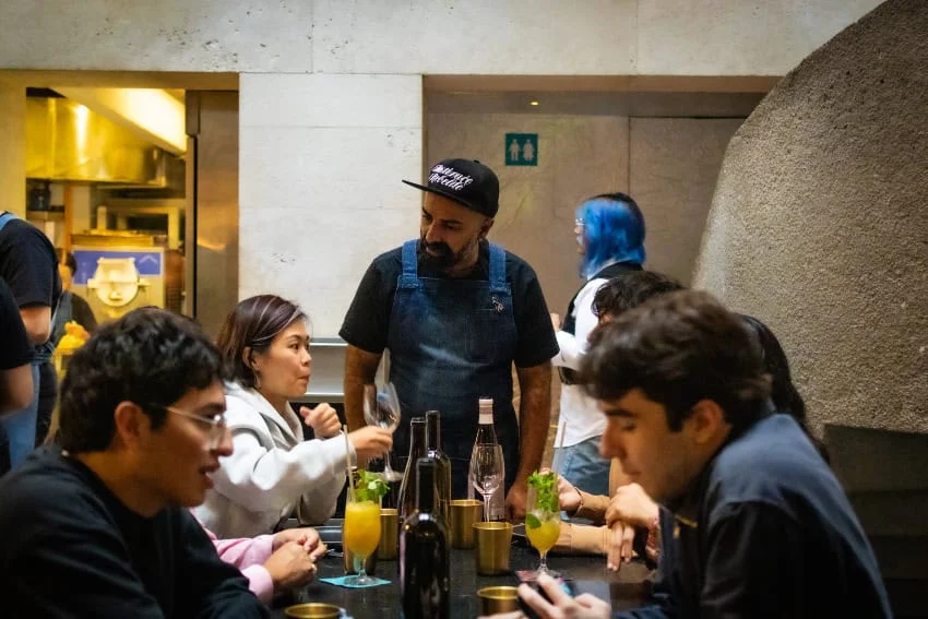 "Paga lo que puedas" cena en Ciudad de México con comensales conversando con el chef