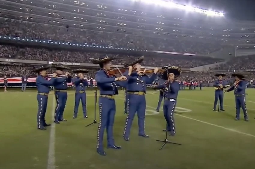 Mariachi de Herencia de México actuando antes del partido de fútbol Eagles-Bears el 28 de septiembre de 2026