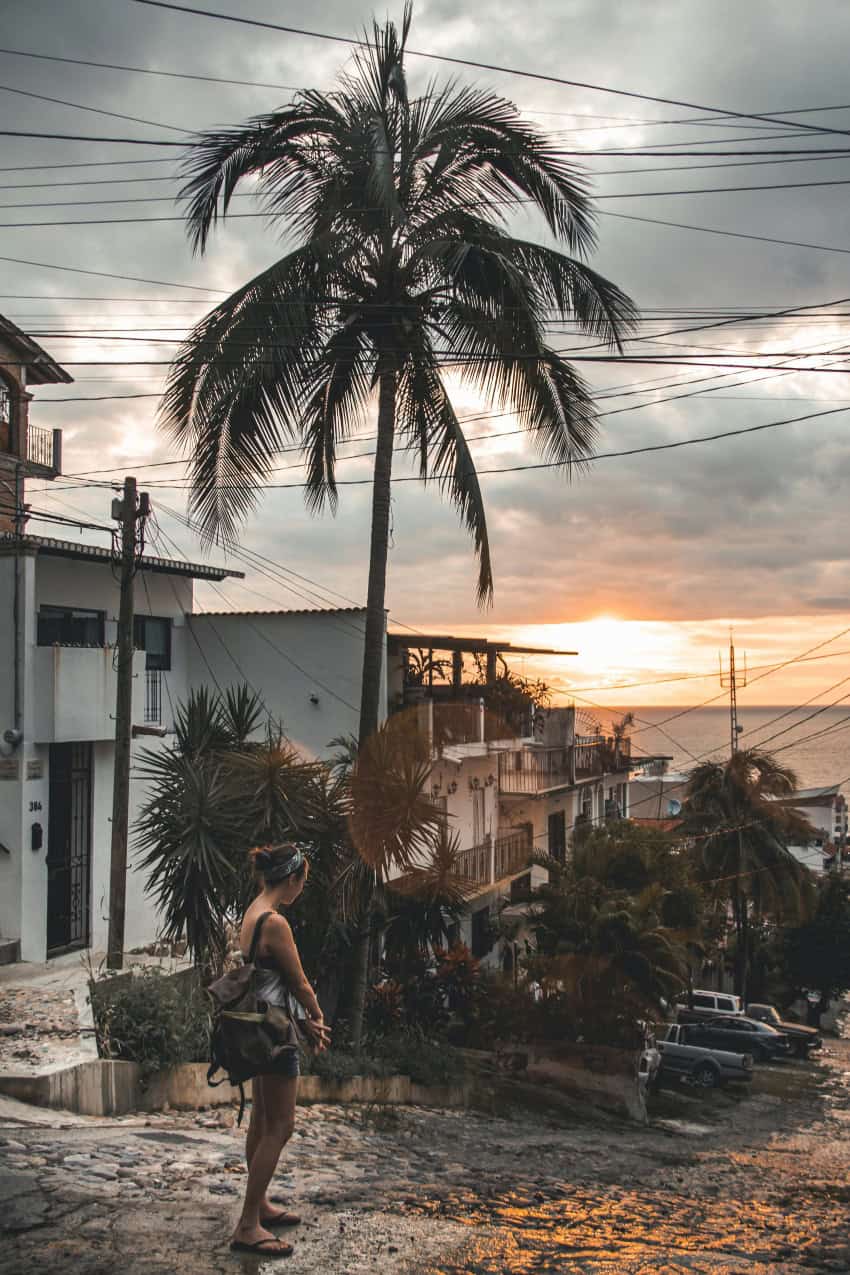 Mujer con camiseta blanca mirando el océano en Puerto Vallarta