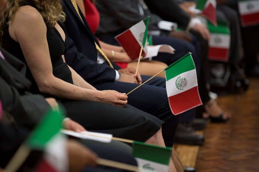 México permite la doble ciudadanía y la mayoría de los demás países permiten a los ciudadanos adoptar una segunda identidad nacional.