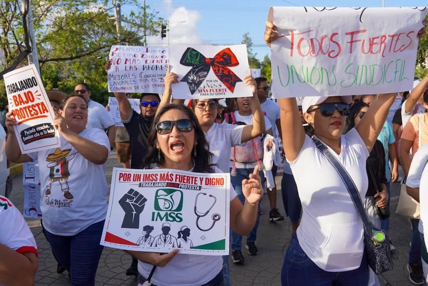 Los trabajadores del IMSS salieron a las calles de Cancún el martes con carteles exigiendo mejores condiciones laborales.