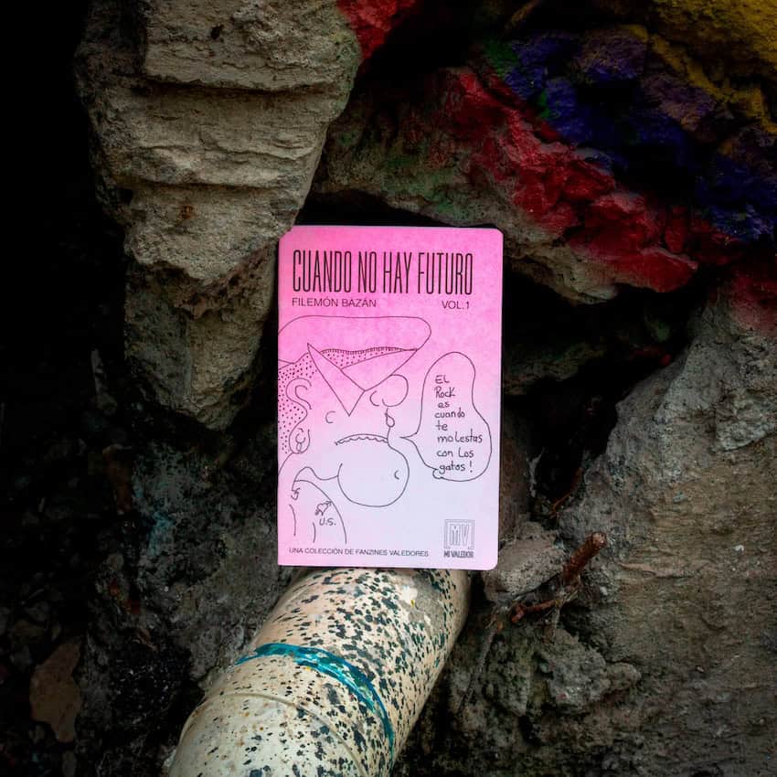 Una revista rosa presentada de forma ingeniosa sobre un desagüe.