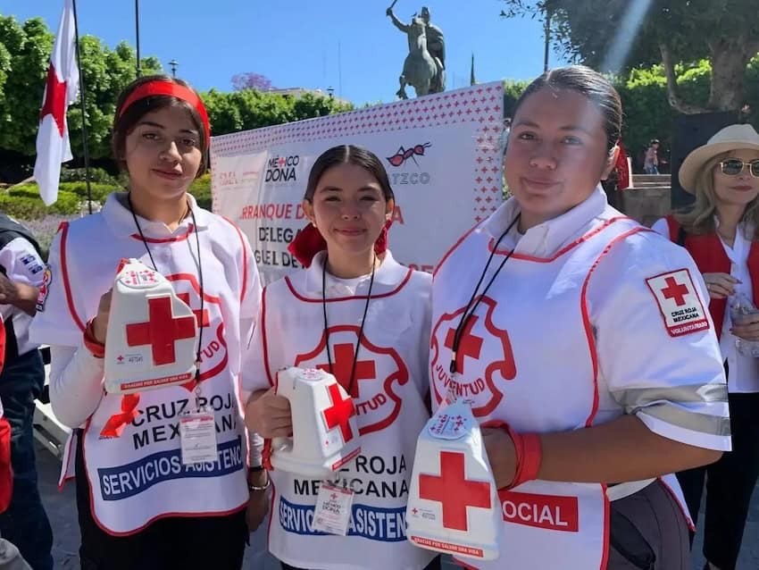 Tres miembros de la Cruz Roja Mexicana de San Miguel aparecen en una competencia.
