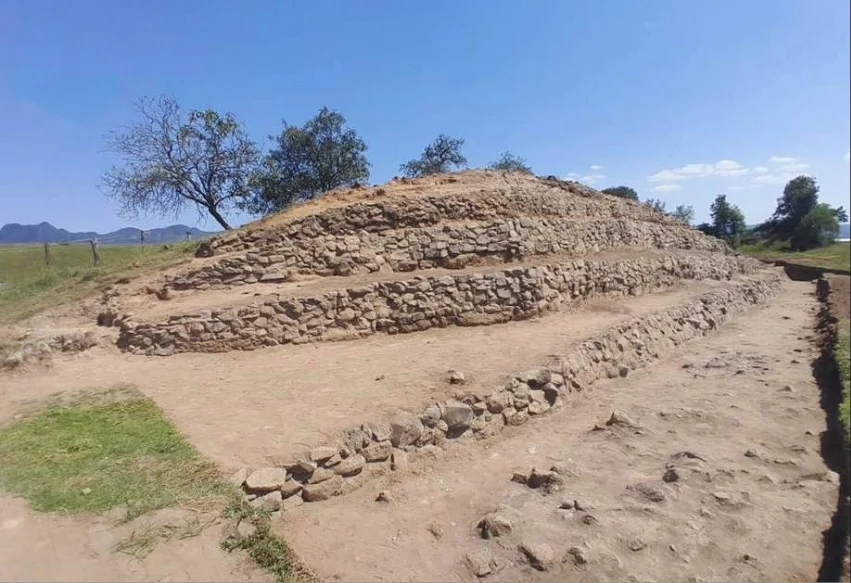 Repisas de piedra forman una colina en el sitio de un antiguo observatorio astronómico en Puebla